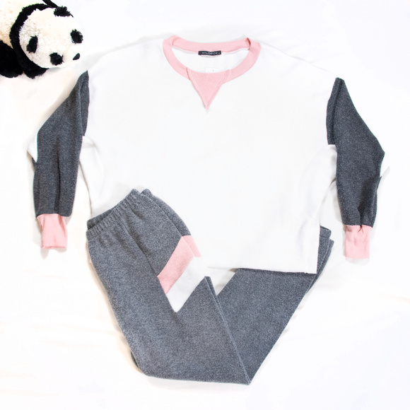 Wildfox Tops - Grey, pink, white Wildfox lounge set